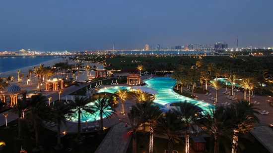 Emirates Palace - widok na ogród, plażę i Abu Dhabi Emirates Palace - widok na ogród, plażę i Abu Dhabi