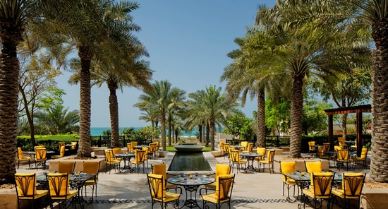 Taras restauracji głównej St Regis Saadiyat Island Taras restauracji głównej St Regis Saadiyat Island