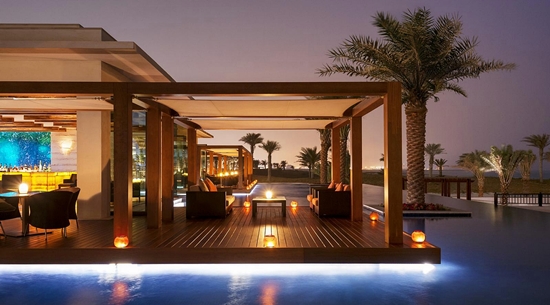 Taras restauracji Sontaya w St. Regis Saadiyat Island Taras restauracji Sontaya w St. Regis Saadiyat Island