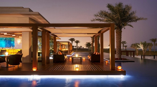 Taras restauracji Sontaya w St. Regis Saadiyat Island