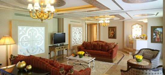 Przykładowy pokój wypoczynkowy w Garden Suite Mardan Palace