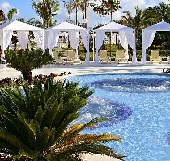 Basen z jacuzzi w Luxury Bahia Principe Ambar