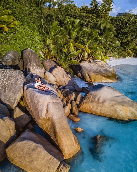 Granitowe skały przy plaży Raffles Praslin Seszele Granitowe skały przy plaży Raffles Praslin Seszele