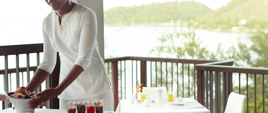 Posiłek na tarasie willi w Raffels Praslin Posiłek na tarasie willi w Raffels Praslin